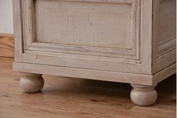 アンティーク家具　アンティークペイントの可愛い縦型ガラスケース(ショーケース)
