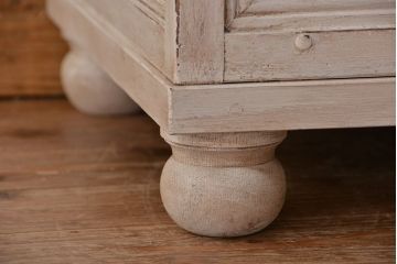 アンティーク家具　アンティークペイントの可愛い縦型ガラスケース(ショーケース)