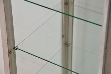 アンティーク家具　アンティークペイントの可愛い縦型ガラスケース(ショーケース)