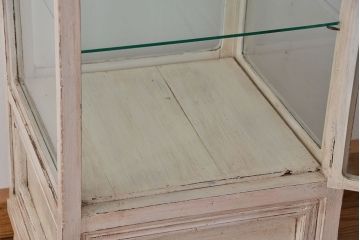 アンティーク家具　アンティークペイントの可愛い縦型ガラスケース(ショーケース)
