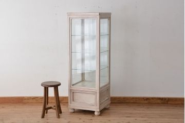 アンティーク家具　アンティークペイントの可愛い縦型ガラスケース(ショーケース)