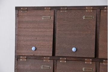 アンティーク家具　アンティーク　ネームプレート付き15升、パタパタ下駄箱?(マス目棚、収納棚)