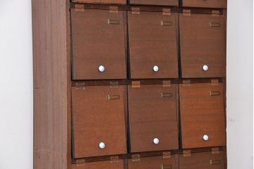 アンティーク家具　アンティーク　ネームプレート付き15升、パタパタ下駄箱?(マス目棚、収納棚)