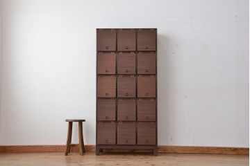 レトロ家具　昭和レトロ　脚付き15升パタパタ下駄箱(収納棚、マス目棚)