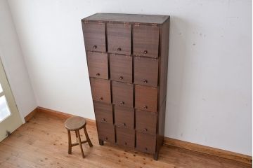レトロ家具　昭和レトロ　脚付き15升パタパタ下駄箱(収納棚、マス目棚)