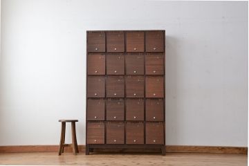 レトロ家具　昭和レトロ　ネームプレート付き、20升、脚付きパタパタ下駄箱(収納棚、マス目棚)