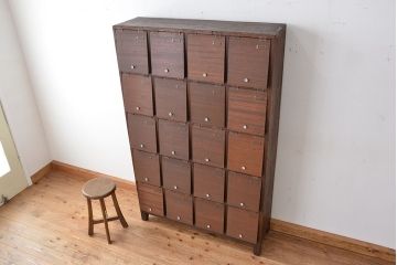 レトロ家具　昭和レトロ　ネームプレート付き、20升、脚付きパタパタ下駄箱(収納棚、マス目棚)