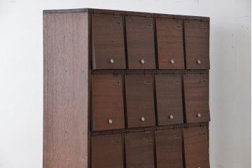 レトロ家具　昭和レトロ　ネームプレート付き、20升、脚付きパタパタ下駄箱(収納棚、マス目棚)