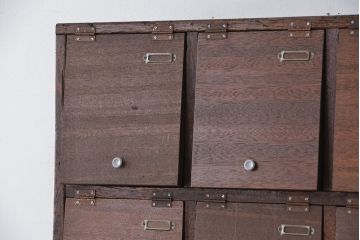 レトロ家具　昭和レトロ　ネームプレート付き、20升、脚付きパタパタ下駄箱(収納棚、マス目棚)