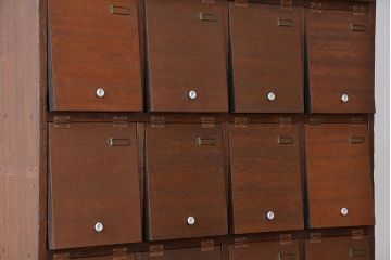 レトロ家具　昭和レトロ　ネームプレート付き、20升、脚付きパタパタ下駄箱(収納棚、マス目棚)