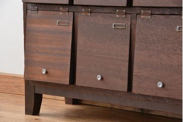 レトロ家具　昭和レトロ　ネームプレート付き、20升、脚付きパタパタ下駄箱(収納棚、マス目棚)