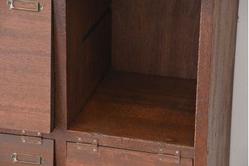 レトロ家具　昭和レトロ　ネームプレート付き、20升、脚付きパタパタ下駄箱(収納棚、マス目棚)