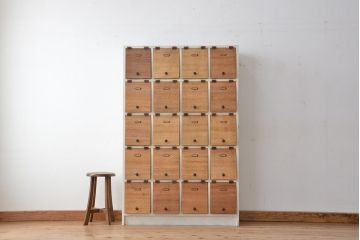 アンティーク家具　アンティーク　ネームプレート付き、白いペイントと木味扉のパタパタ下駄箱(収納棚、升目棚)