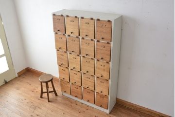 アンティーク家具　アンティーク　ネームプレート付き、白いペイントと木味扉のパタパタ下駄箱(収納棚、升目棚)
