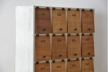 アンティーク家具　アンティーク　ネームプレート付き、白いペイントと木味扉のパタパタ下駄箱(収納棚、升目棚)