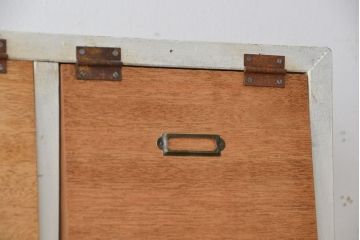 アンティーク家具　アンティーク　ネームプレート付き、白いペイントと木味扉のパタパタ下駄箱(収納棚、升目棚)