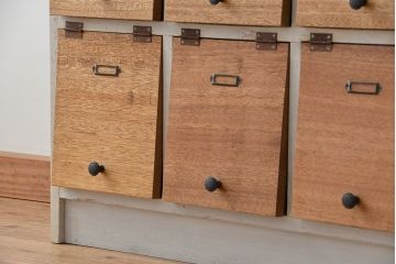 アンティーク家具　アンティーク　ネームプレート付き、白いペイントと木味扉のパタパタ下駄箱(収納棚、升目棚)
