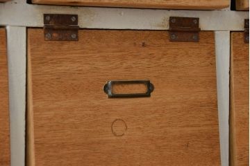 アンティーク家具　アンティーク　ネームプレート付き、白いペイントと木味扉のパタパタ下駄箱(収納棚、升目棚)