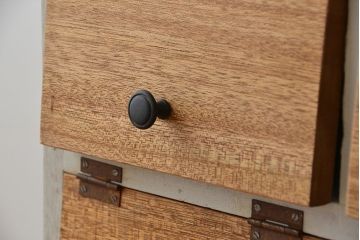 アンティーク家具　アンティーク　ネームプレート付き、白いペイントと木味扉のパタパタ下駄箱(収納棚、升目棚)