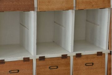 アンティーク家具　アンティーク　ネームプレート付き、白いペイントと木味扉のパタパタ下駄箱(収納棚、升目棚)