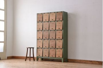 レトロ家具　昭和レトロ　ネームプレート付きペイントと木味扉の脚付きパタパタ下駄箱(収納棚、升目棚)