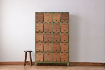 レトロ家具　昭和レトロ　ネームプレート付きペイントと木味扉の脚付きパタパタ下駄箱(収納棚、升目棚)