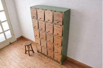 レトロ家具　昭和レトロ　ネームプレート付きペイントと木味扉の脚付きパタパタ下駄箱(収納棚、升目棚)