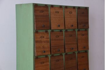 レトロ家具　昭和レトロ　ネームプレート付きペイントと木味扉の脚付きパタパタ下駄箱(収納棚、升目棚)