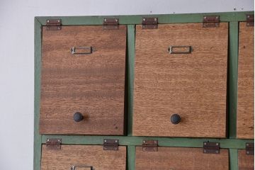 レトロ家具　昭和レトロ　ネームプレート付きペイントと木味扉の脚付きパタパタ下駄箱(収納棚、升目棚)