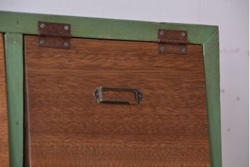 レトロ家具　昭和レトロ　ネームプレート付きペイントと木味扉の脚付きパタパタ下駄箱(収納棚、升目棚)