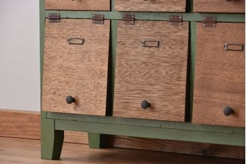 レトロ家具　昭和レトロ　ネームプレート付きペイントと木味扉の脚付きパタパタ下駄箱(収納棚、升目棚)