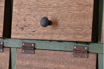 レトロ家具　昭和レトロ　ネームプレート付きペイントと木味扉の脚付きパタパタ下駄箱(収納棚、升目棚)