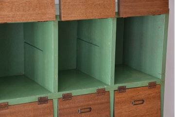 レトロ家具　昭和レトロ　ネームプレート付きペイントと木味扉の脚付きパタパタ下駄箱(収納棚、升目棚)