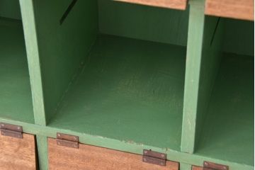 レトロ家具　昭和レトロ　ネームプレート付きペイントと木味扉の脚付きパタパタ下駄箱(収納棚、升目棚)