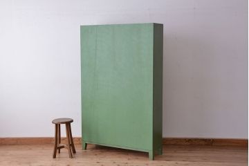レトロ家具　昭和レトロ　ネームプレート付きペイントと木味扉の脚付きパタパタ下駄箱(収納棚、升目棚)