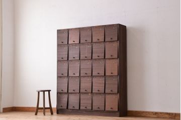 アンティーク家具　アンティーク　ネームプレート付き25升、重厚なパタパタ下駄箱(収納棚、升目棚)