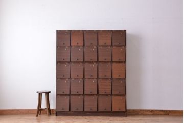 アンティーク家具　アンティーク　ネームプレート付き25升、重厚なパタパタ下駄箱(収納棚、升目棚)