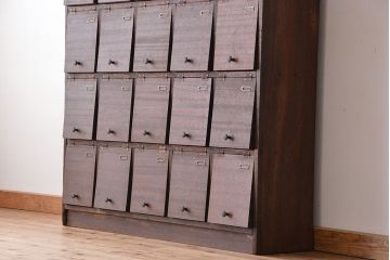 アンティーク家具　アンティーク　ネームプレート付き25升、重厚なパタパタ下駄箱(収納棚、升目棚)