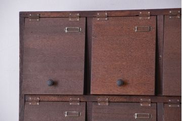 アンティーク家具　アンティーク　ネームプレート付き25升、重厚なパタパタ下駄箱(収納棚、升目棚)