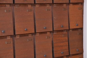 アンティーク家具　アンティーク　ネームプレート付き25升、重厚なパタパタ下駄箱(収納棚、升目棚)