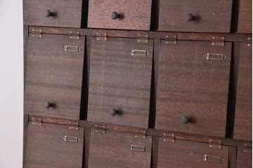 アンティーク家具　アンティーク　ネームプレート付き25升、重厚なパタパタ下駄箱(収納棚、升目棚)