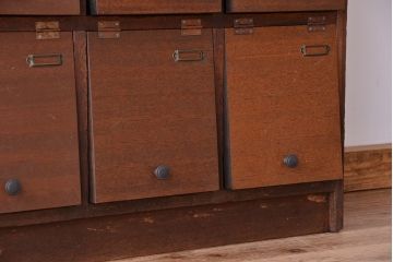 アンティーク家具　アンティーク　ネームプレート付き25升、重厚なパタパタ下駄箱(収納棚、升目棚)