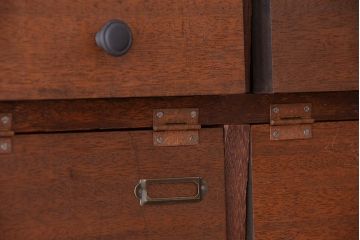 アンティーク家具　アンティーク　ネームプレート付き25升、重厚なパタパタ下駄箱(収納棚、升目棚)