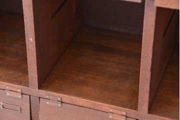 アンティーク家具　アンティーク　ネームプレート付き25升、重厚なパタパタ下駄箱(収納棚、升目棚)