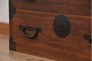 アンティーク家具　☆古民具・骨董　丸金具の二段重ね、時代箪笥