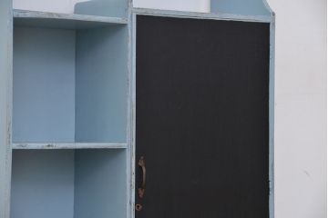 レトロ家具　昭和レトロ　黒板付きのアンティークペイント収納棚(本棚、本箱)
