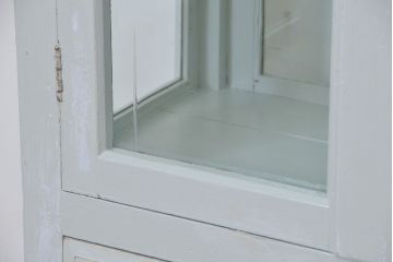 アンティーク家具　4面ガラス!シャビーな味わいのアンティークケビントガラスケース(キャビネット・ショーケース)