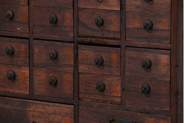アンティーク家具　古民具・骨董　江戸時代、安政五年(1858)時代感のある小振りな薬箪笥(引き出し)