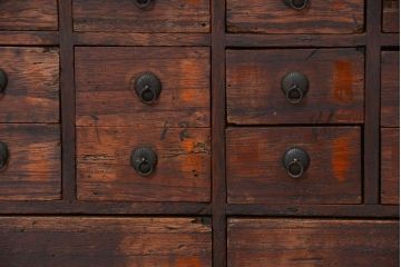 アンティーク家具　古民具・骨董　江戸時代、安政五年(1858)時代感のある小振りな薬箪笥(引き出し)