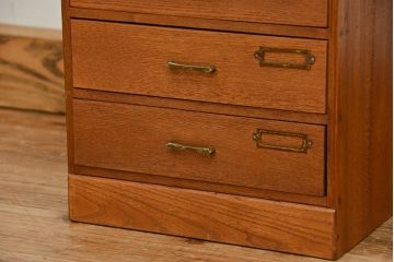 レトロ家具　昭和レトロ　古いナラ材のネームプレート付き6段小引き出し